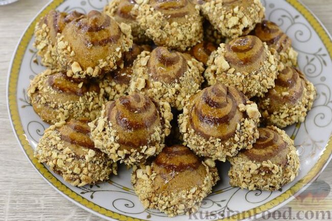 Полосатое печенье "Ракушки" с кокосовой начинкой, медовой глазурью и миндалём Полосатое печенье "Ракушки" с кокосовой начинкой, медовой глазурью и миндалём
