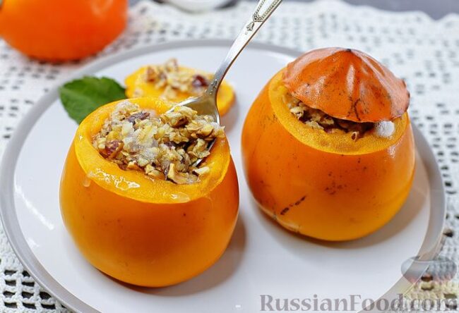 Хурма, фаршированная овсянкой, сухофруктами и орехами (в духовке)