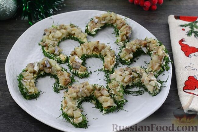 Канапе "Подкова" с сельдью и сыром