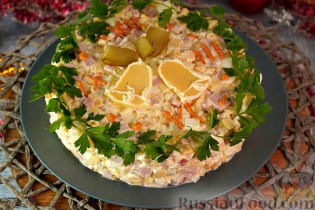 Салат "Новогодние часы" с кукурузой, яйцами, колбасой и сыром