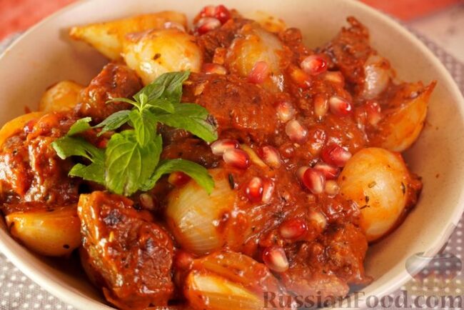 Жареная говядина с луком-шалотом и гранатом Жареная говядина с луком-шалотом и гранатом