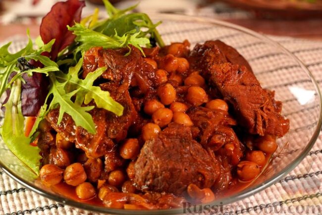 Тушёное мясо с вяленой алычой и нутом Тушёное мясо с вяленой алычой и нутом