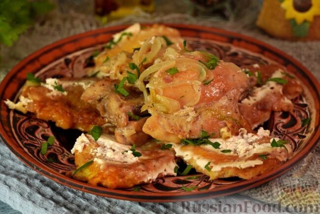 Жаркое из курицы с драниками в горшочках Жаркое из курицы с драниками в горшочках