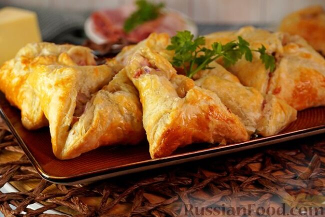 Слойки с сыром и беконом Слойки с сыром и беконом