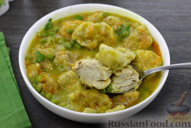 Курица с клёцками и зелёным горошком