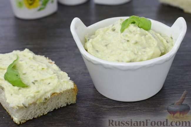 Намазка с плавленым сыром, яйцом и солёным огурцом