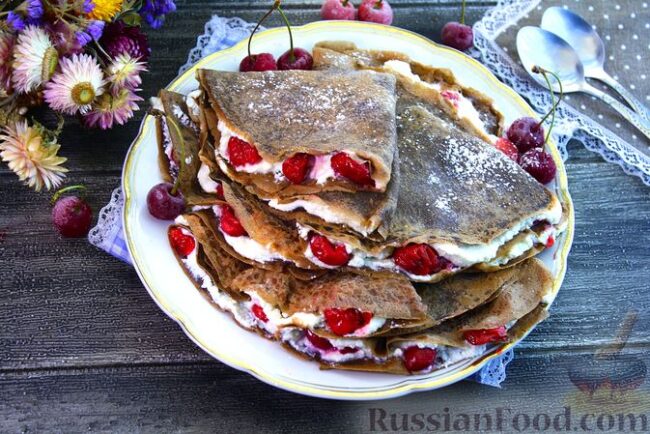 Шоколадные блинчики с творогом и вишней