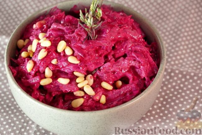 Свекольный салат с розмарином, кедровыми орехами и йогуртовой заправкой Свекольный салат с розмарином, кедровыми орехами и йогуртовой заправкой