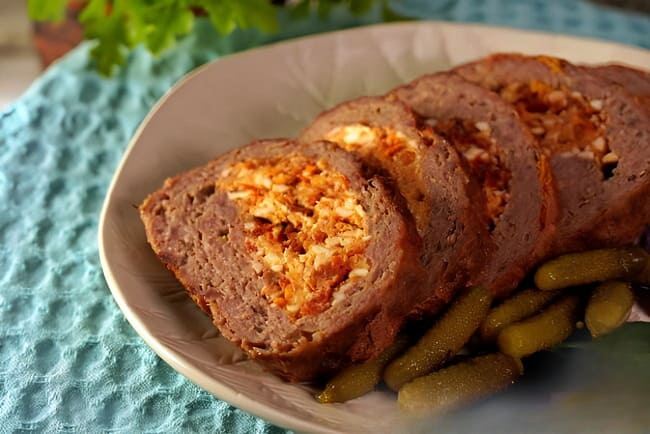 Мясной рулет с вялеными томатами, сыром и яйцами