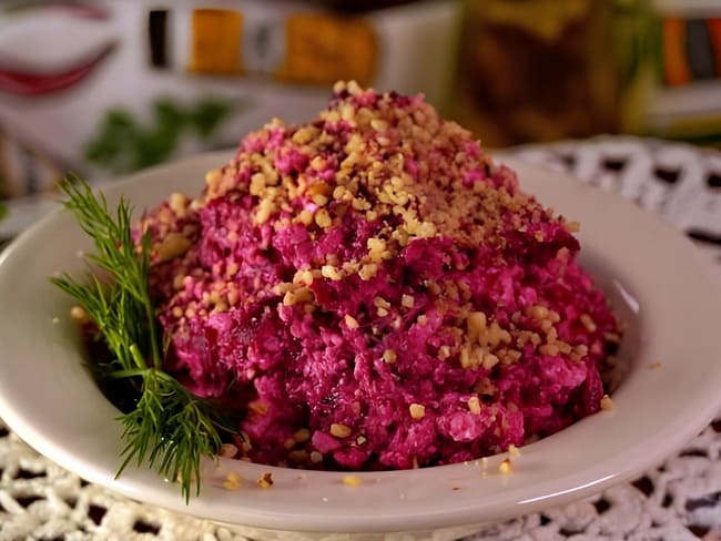 Салат из свёклы с творогом и орехами