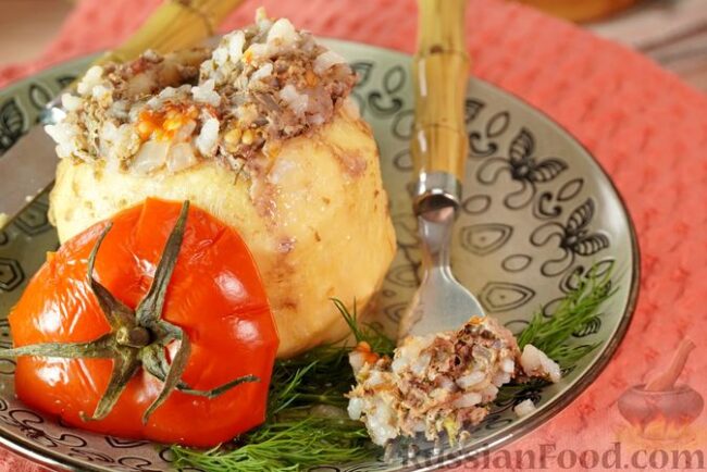 Корень сельдерея, фаршированный мясом и рисом, с помидорами