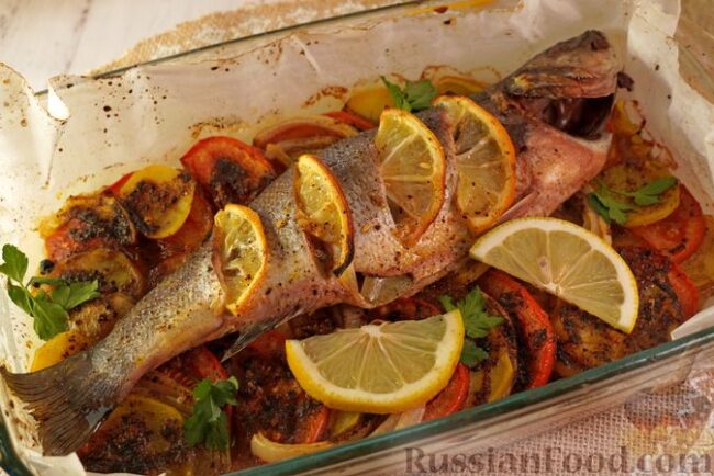 Сибас, запечённый с лимоном на овощной подушке