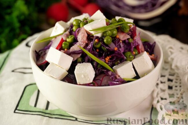 Салат из краснокочанной капусты с беконом, редисом и фетой Салат из краснокочанной капусты с беконом, редисом и фетой