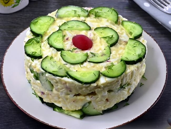 Слоёный салат с огурцами, редиской и плавленым сыром