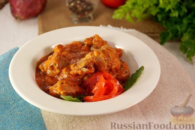 Жареная баранина с помидорным соусом
