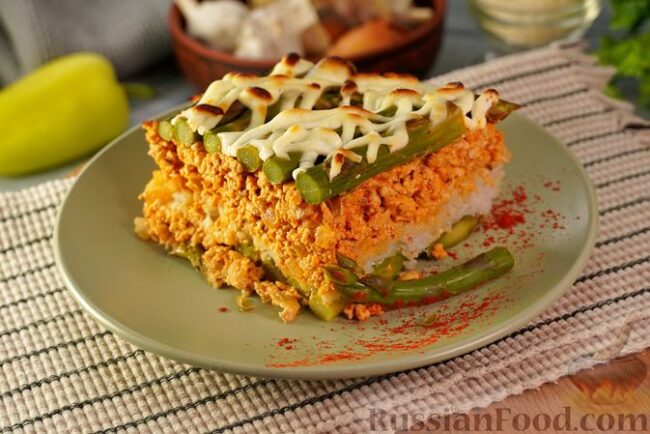 Запеканка с рисом, фаршем и спаржей