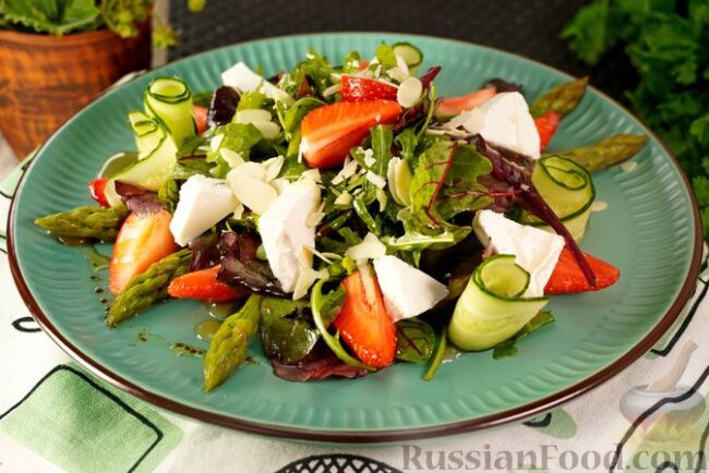 Салат со спаржей, клубникой и огурцами