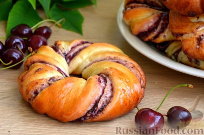 Сдобные булочки-колечки с черешней и шоколадным штрейзелем Сдобные булочки-колечки с черешней и шоколадным штрейзелем