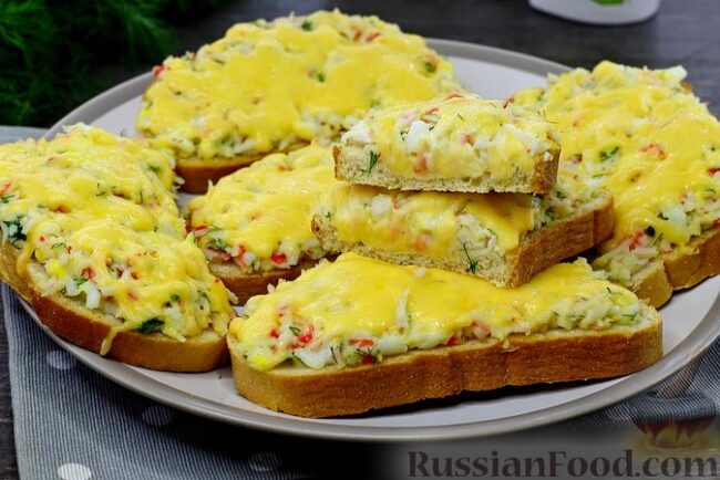 Горячие бутерброды с крабовыми палочками, сыром и яйцом