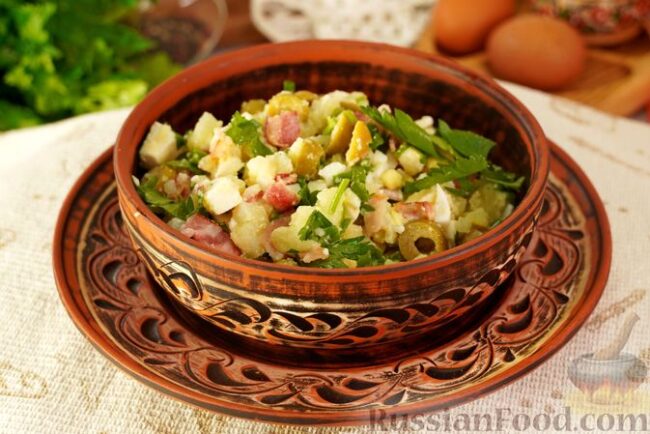 Салат с картошкой, беконом, оливками и брынзой